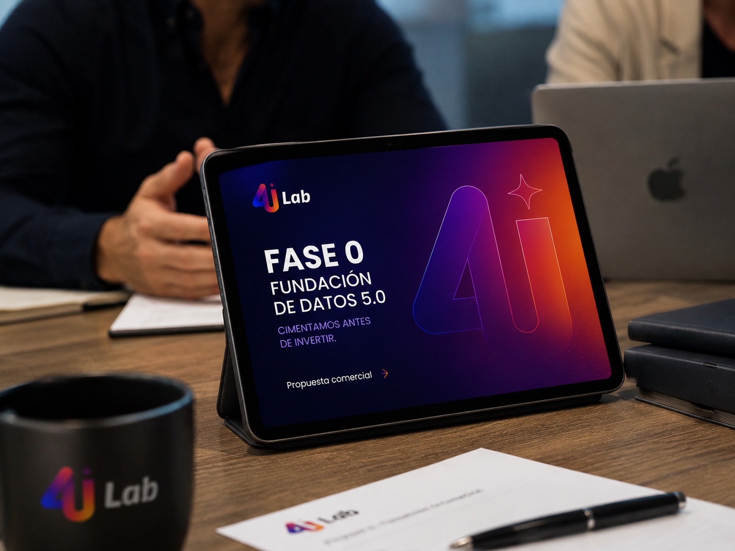 Tablet mostrando un flujo de automatización con IA para marketing